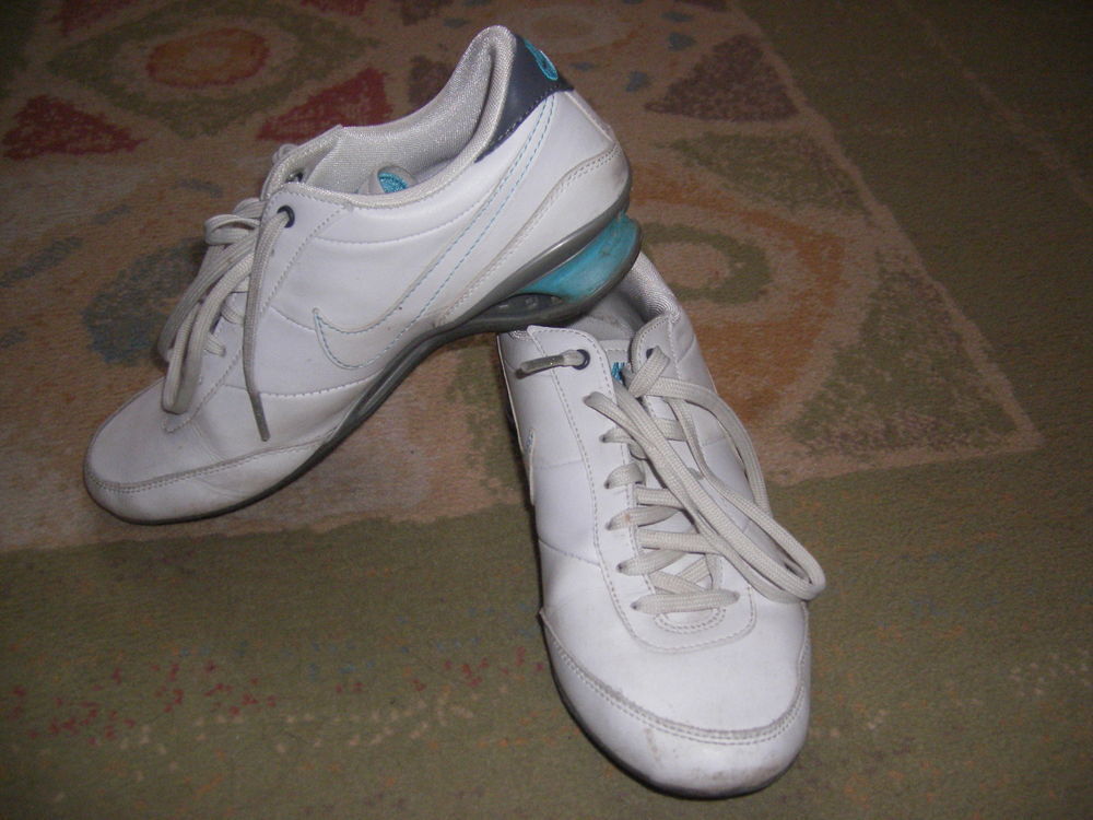 chaussures nike shox blanches t36 comme neuves
Chaussures