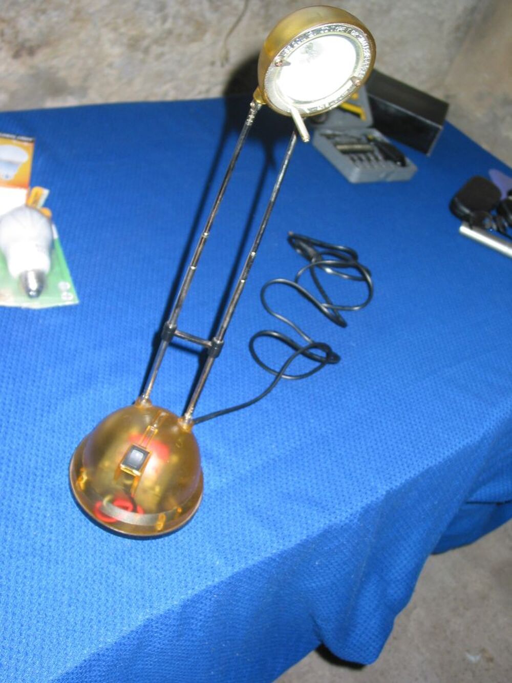 LAMPE HALOG&Egrave;NE TECHNO TRANSLUCIDE JAUNE SUR BRAS T&Eacute;LESCOPIQU Décoration