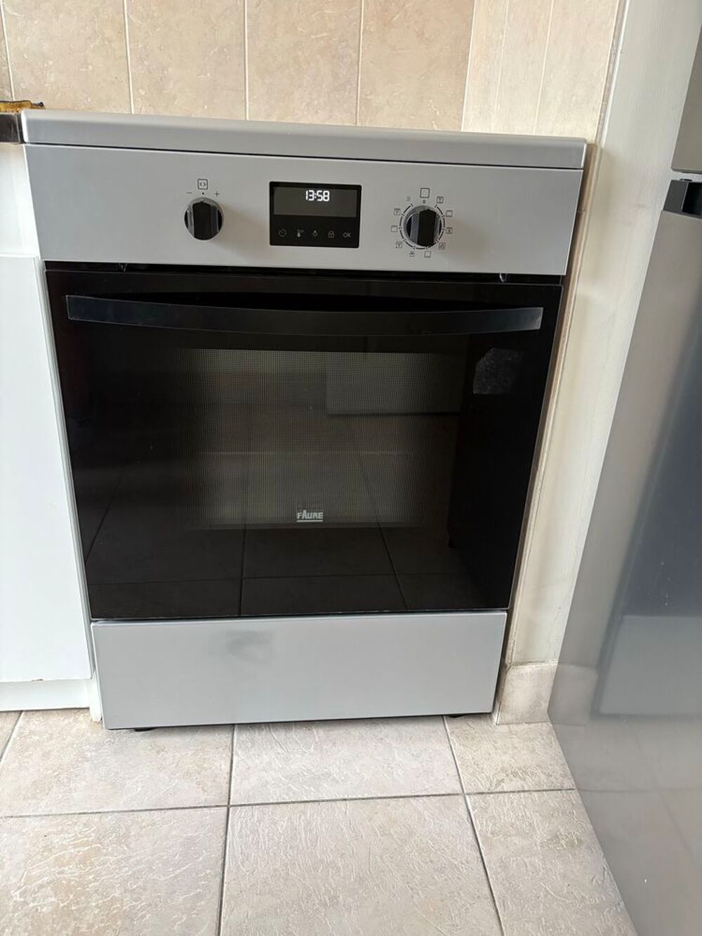 Cuisini&egrave;re FAURE induction 4 foyers + four pyrolyse Electroménager