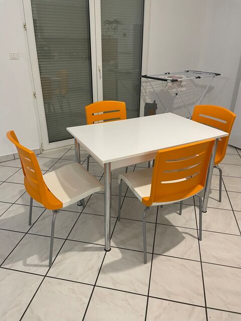 Table de jardin ou d'int�rieur : 69 X 109 cm et 4 Chaises 120 Sarreguemines (57)