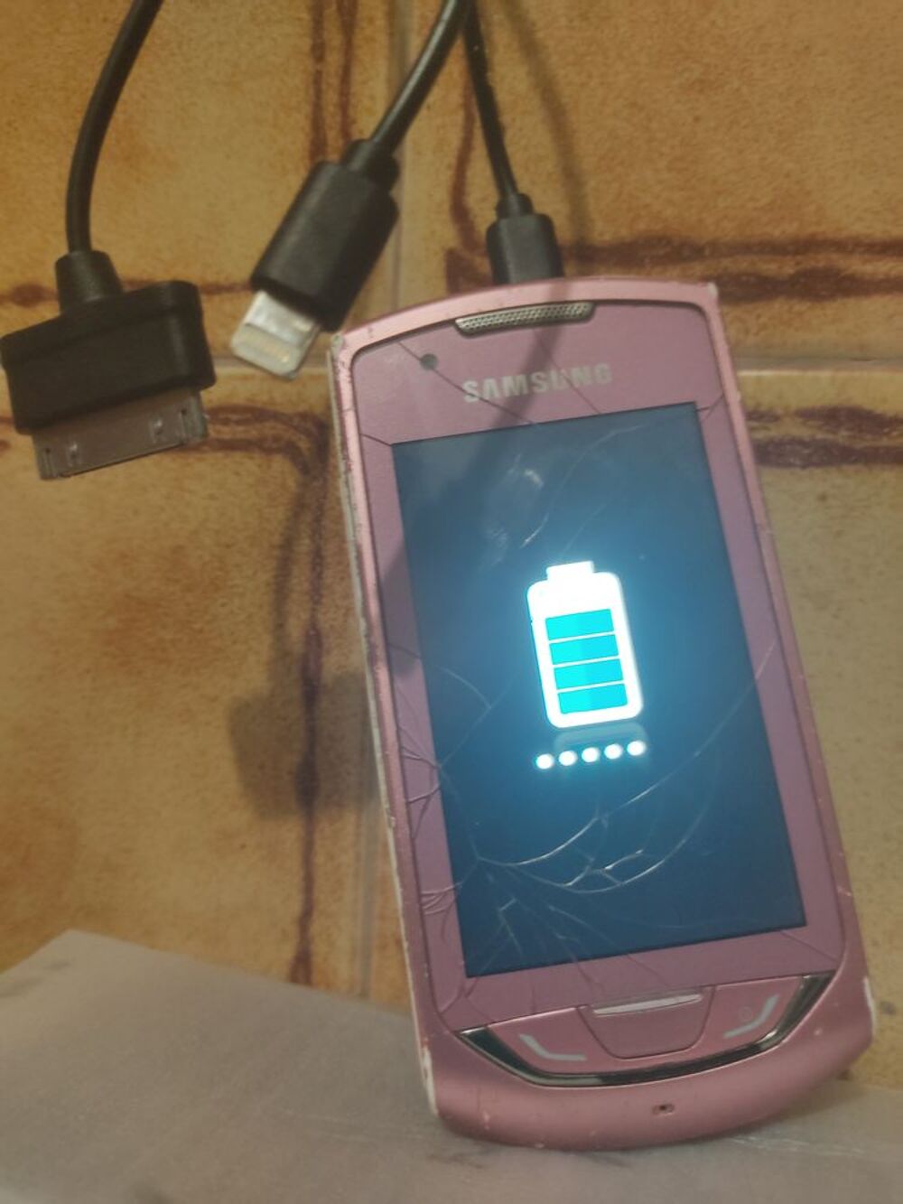 T&eacute;l&eacute;phone portable Samsung rose 3g Téléphones et tablettes