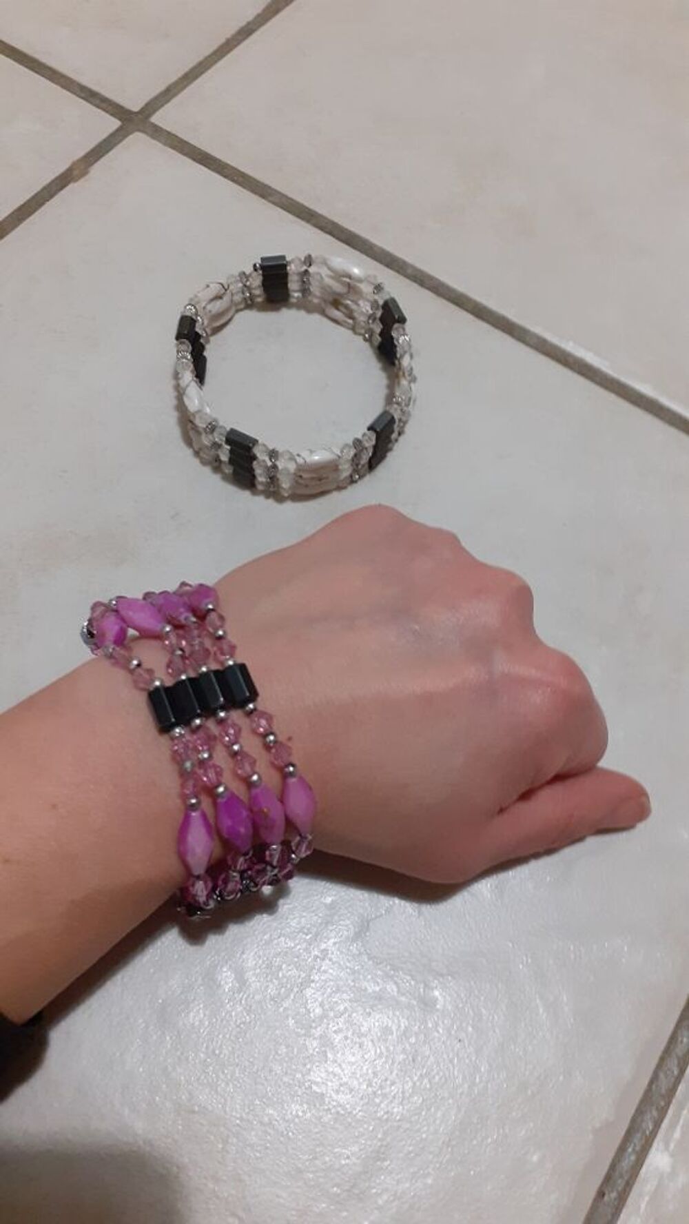 Colliers ou bracelets aimant&eacute;s Bijoux et montres