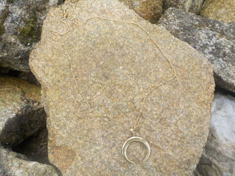 COLLIER FINE CHAINETTE DOREE AVEC CROISSANT DE LUNE 3 Bubry (56)