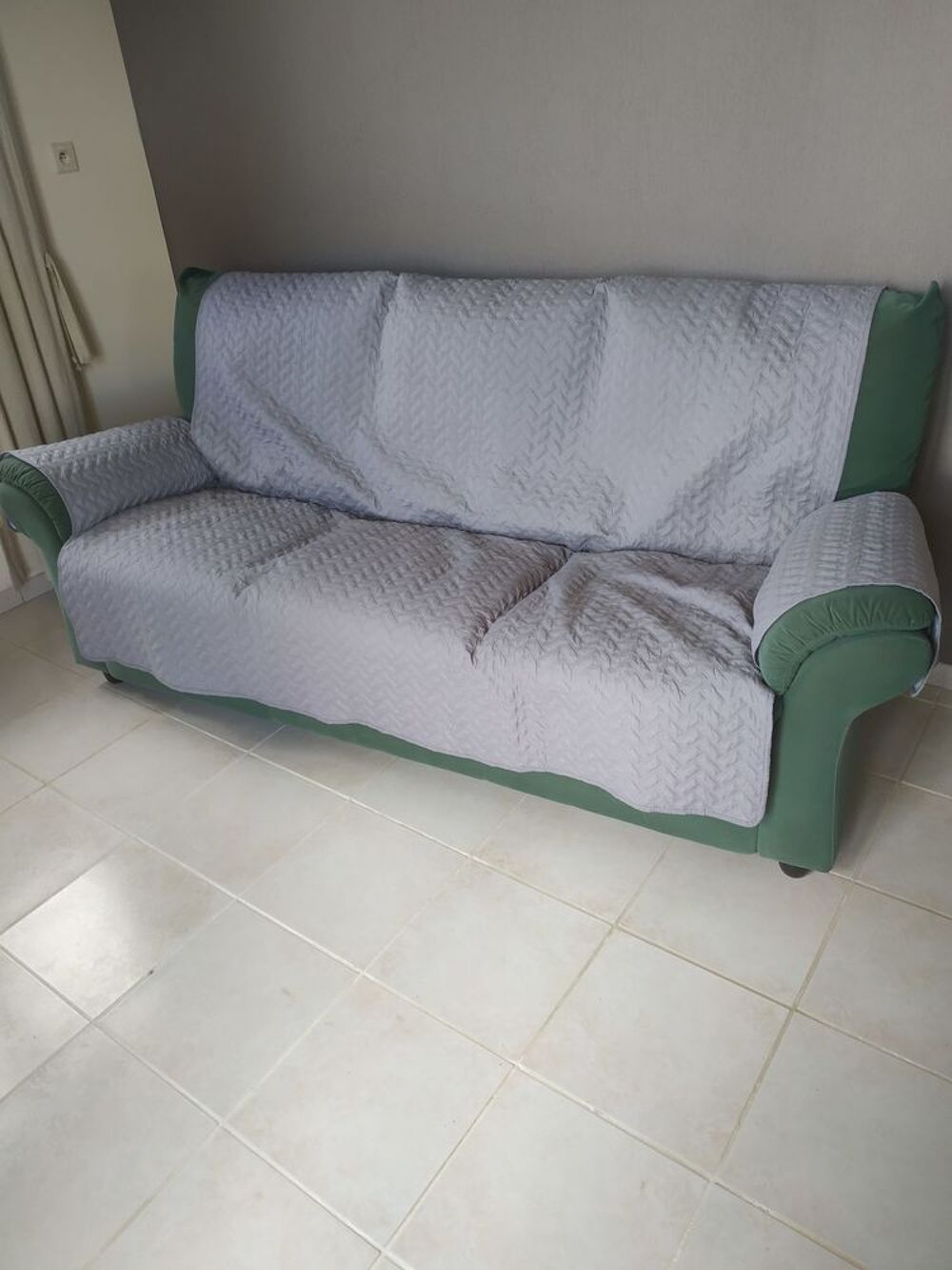 canap&eacute;s une 210cm x 80cm pour 3 et une pour 1 personne Meubles