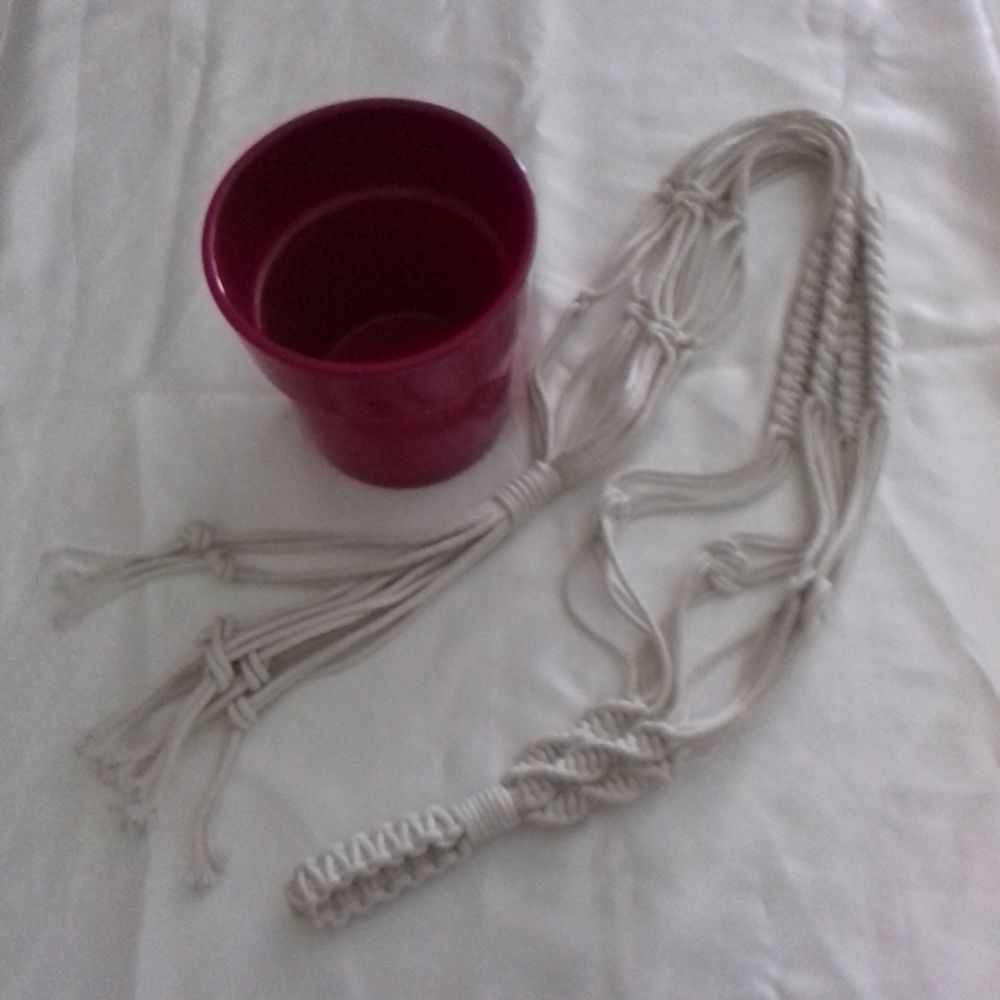 Suspension macramSuspension macram&eacute; et&eacute; et son pot fuschia - Décoration