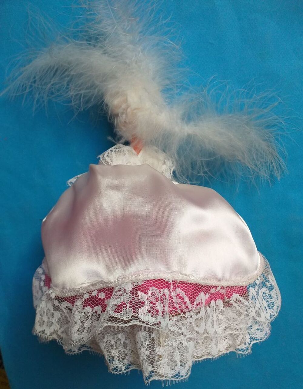 Poupee folklorique en costume de marquise au temps des Rois 