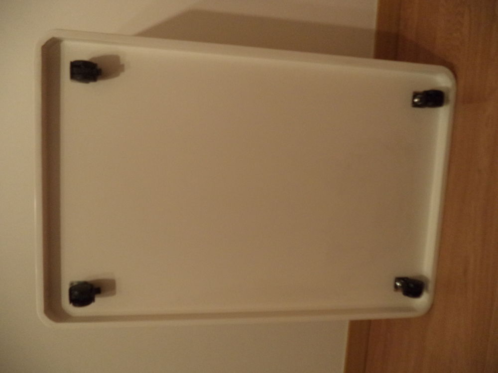 Meuble blanc sur roulettes. Meubles