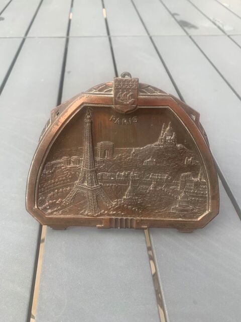 Plaque d�corative en laiton sur pied      Paris 6 Saleilles (66)