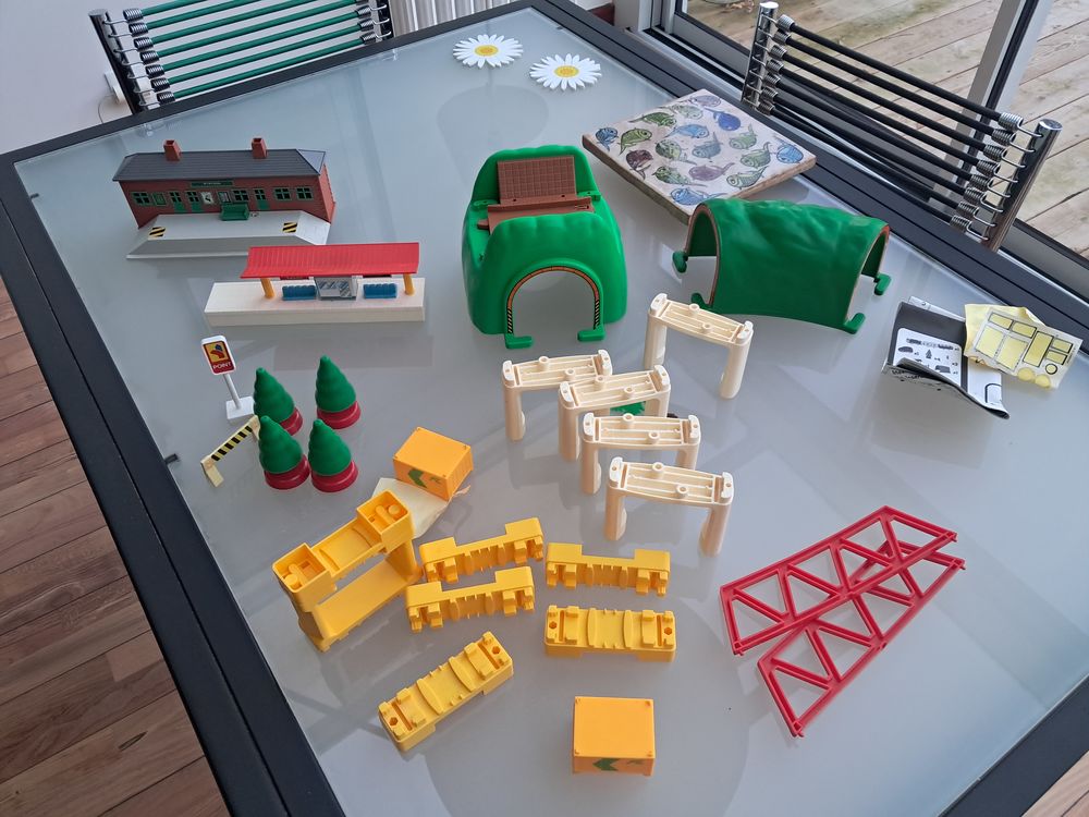 Des &eacute;l&eacute;ments du train Tomy 7426, super set
de chez Tomica Wo Jeux / jouets