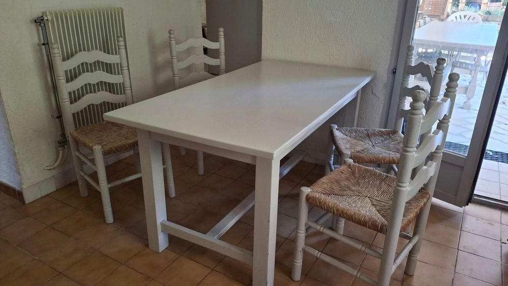 Table en pin massif avec ses 4 chaises Meubles