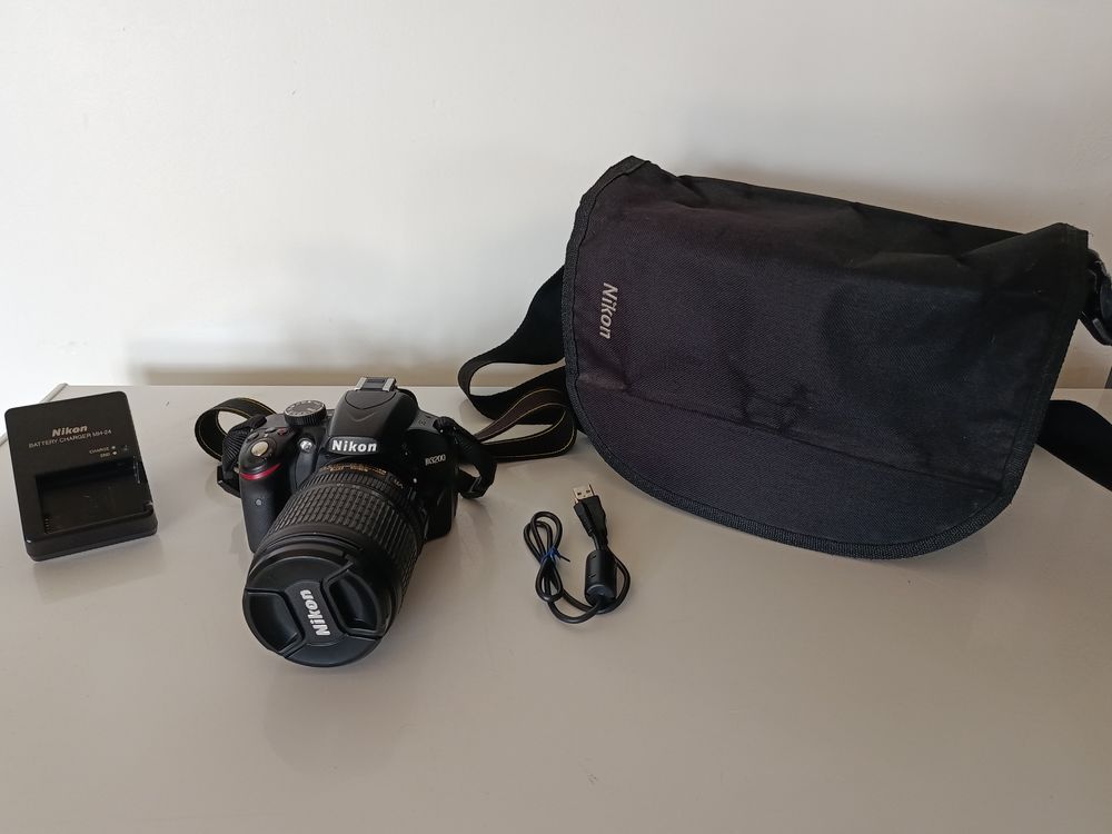 Nikon D3200 + 18-105mm, - de 11k d&eacute;clenchements
Kit complet Photos/Video/TV