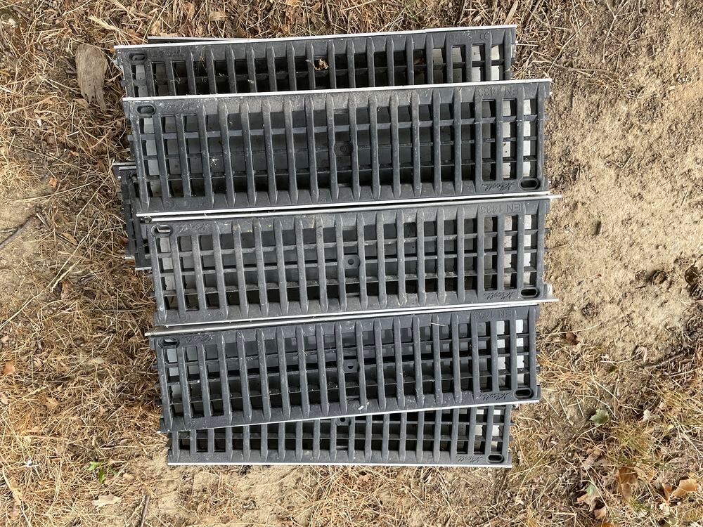 caniveaux plus grilles pvc noires Nicoll Bricolage