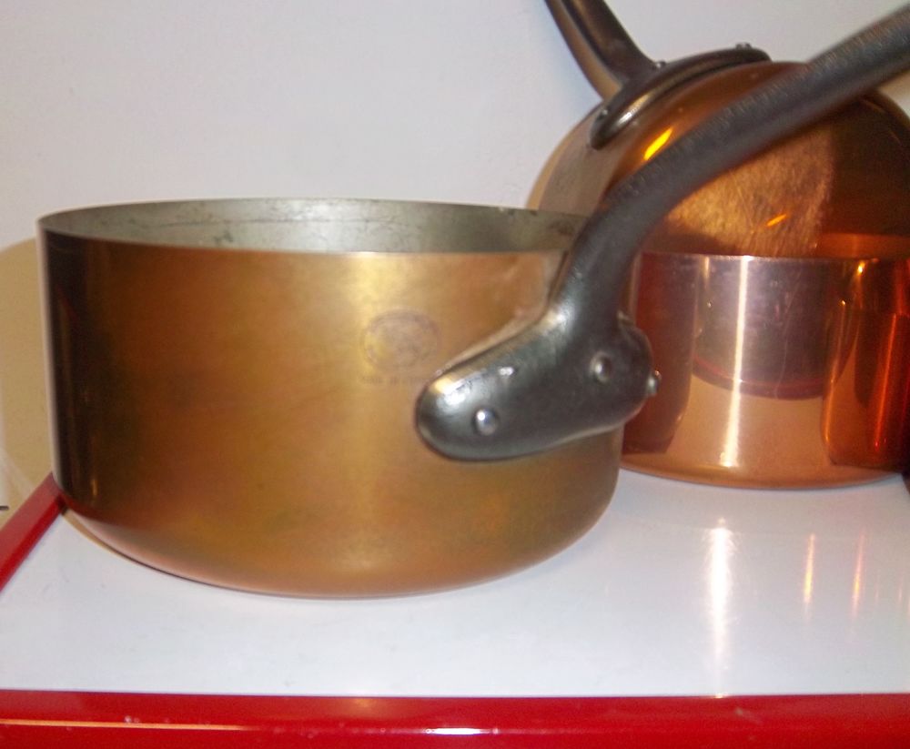 SERIE DE 5 CASSEROLES LES CUIVRES DE FAUCOGNEY ET ETAGERE Décoration
