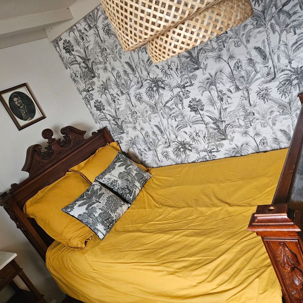 Lit ancien, table de chevet et matelas Meubles