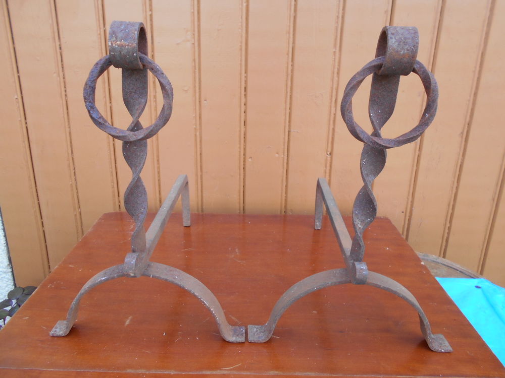 CHENETS CHEMINEE en m&eacute;tal travaill&eacute;, L. 35 cm, h. 35 cm. En Décoration