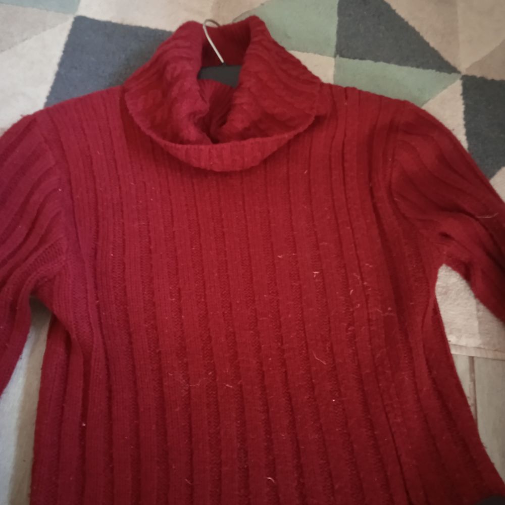 Pull rouge acrylique col roul&eacute; T 40 attache sur l'avant Vêtements