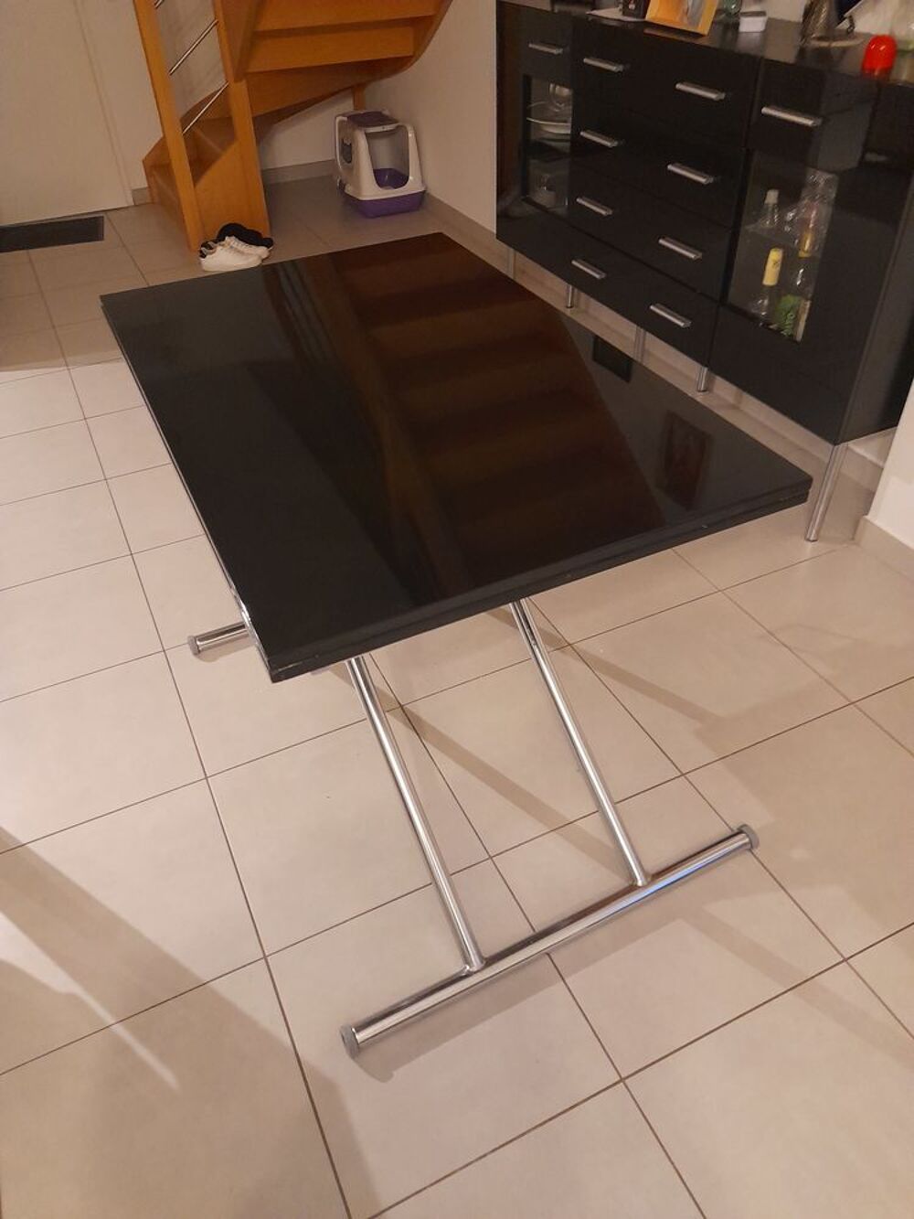 Table noire avec pieds en m&eacute;tal chrom&eacute; Meubles