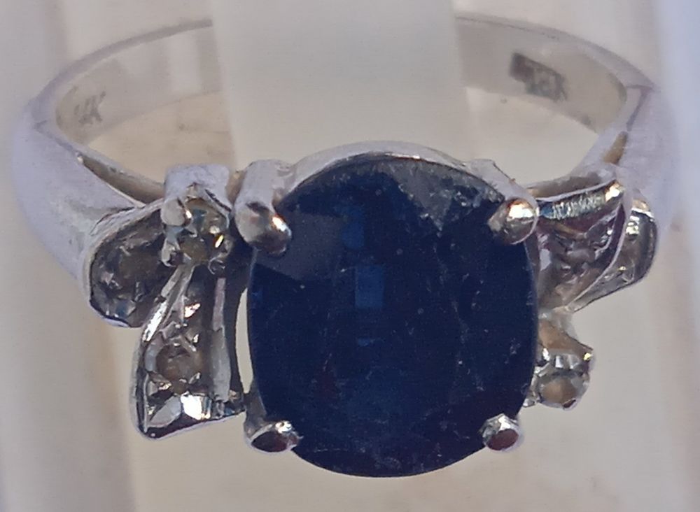 BAGUE JOAILLERIE EN OR BLANC Sertie d'un saphir naturel Bijoux et montres
