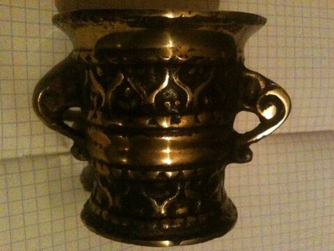 Beau et Ancien mortier en bronze � oreilles, cisel� 50 Bosc-le-Hard (76)