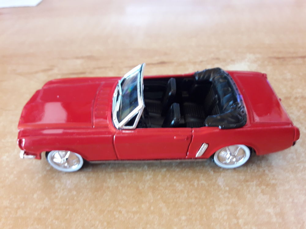 Ford mustang 1964 1/43 eme dans sa boite plastique 