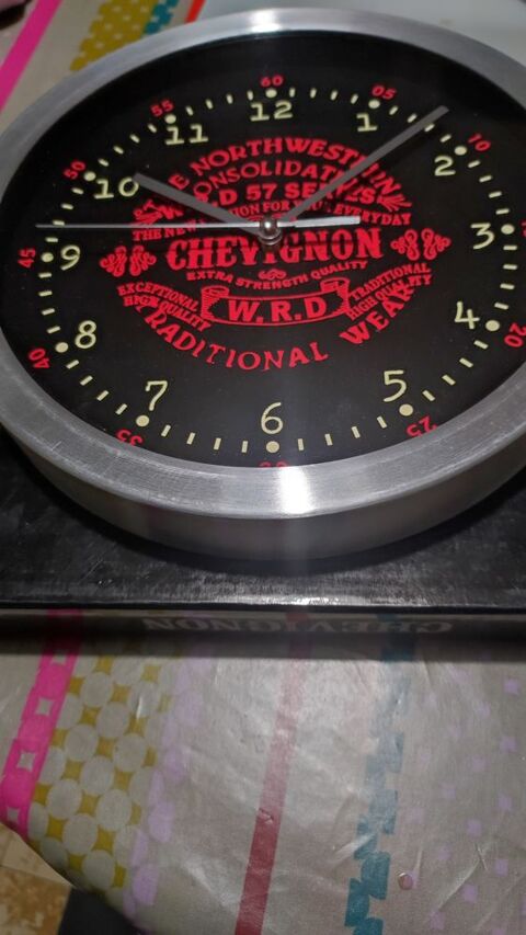 Pendule vintage  Chevignon . Neuve. Pile sera fournie. 250 Verneuil-sur-Seine (78)