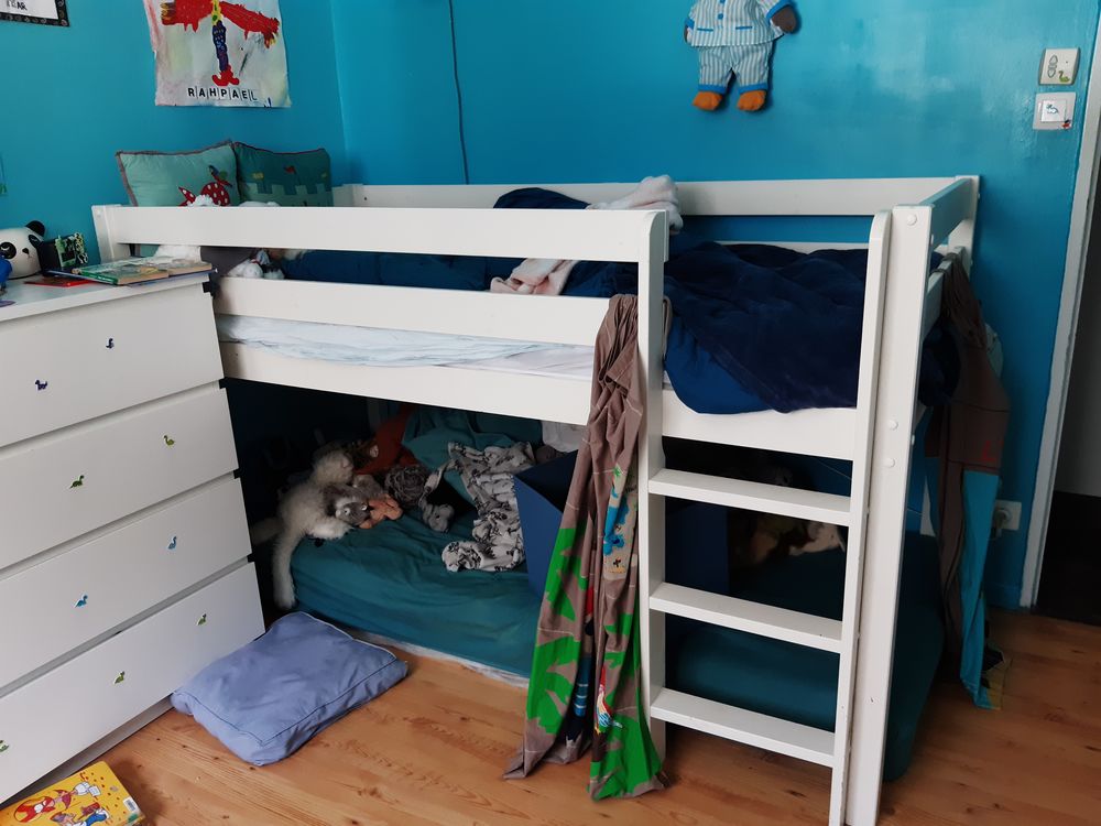 Lit enfant sur&eacute;lev&eacute; ( mi-hauteur) + sommier / tr&egrave;s bon &eacute;tat Mobilier enfants