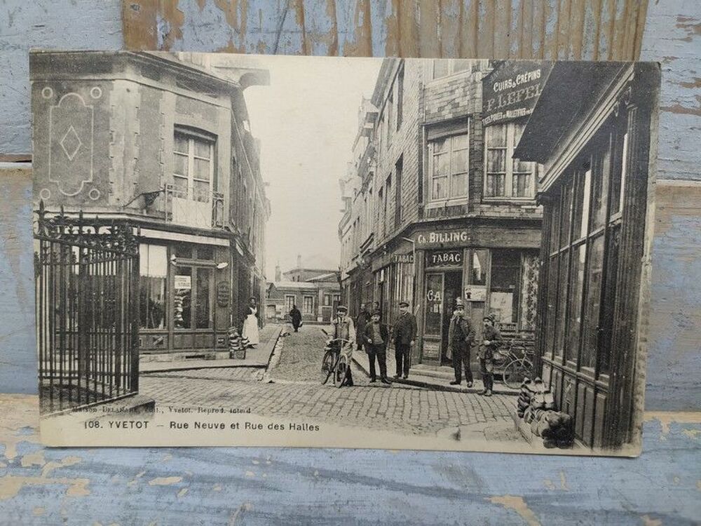 76. CPA YVETOT. Rue Neuve et Rue des Halles / Normandie
