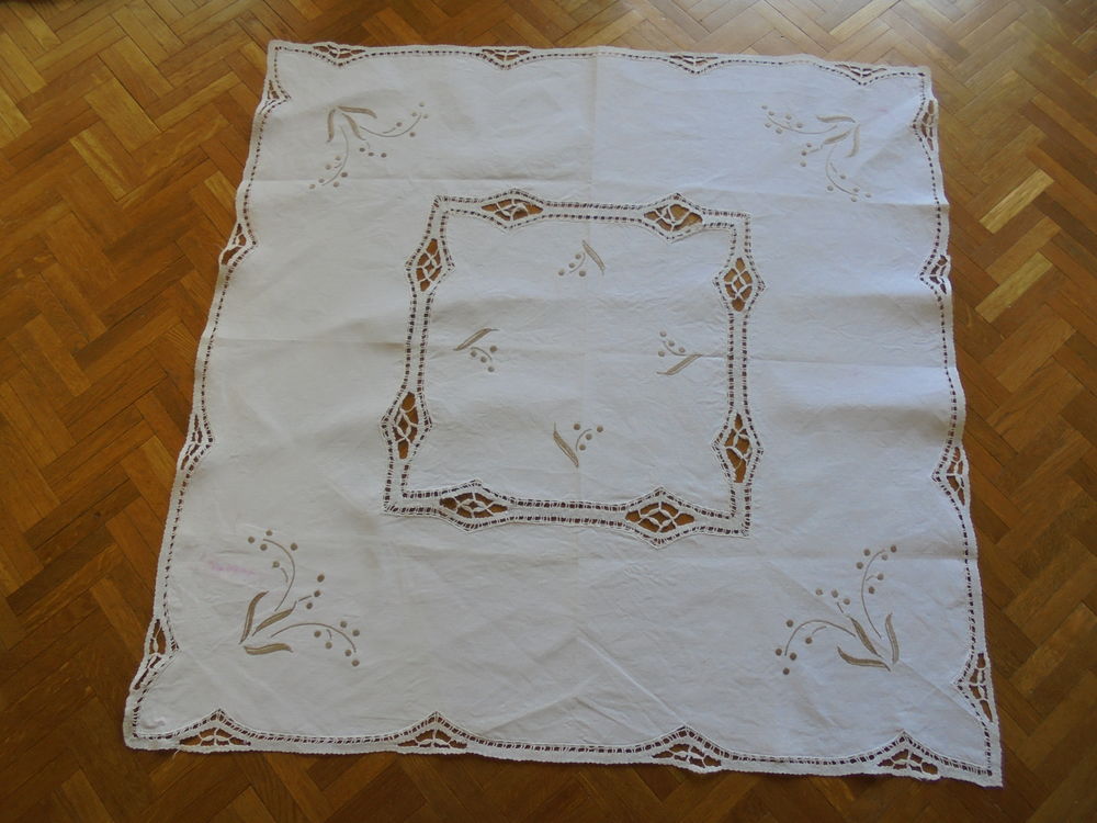 Nappe th&eacute; brod&eacute;e + serviettes (52) Dcoration