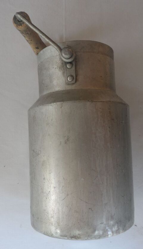 Pot a lait tout alu tr�s ancien et �tanche pas de fuite 
2 L 25 Castries (34)