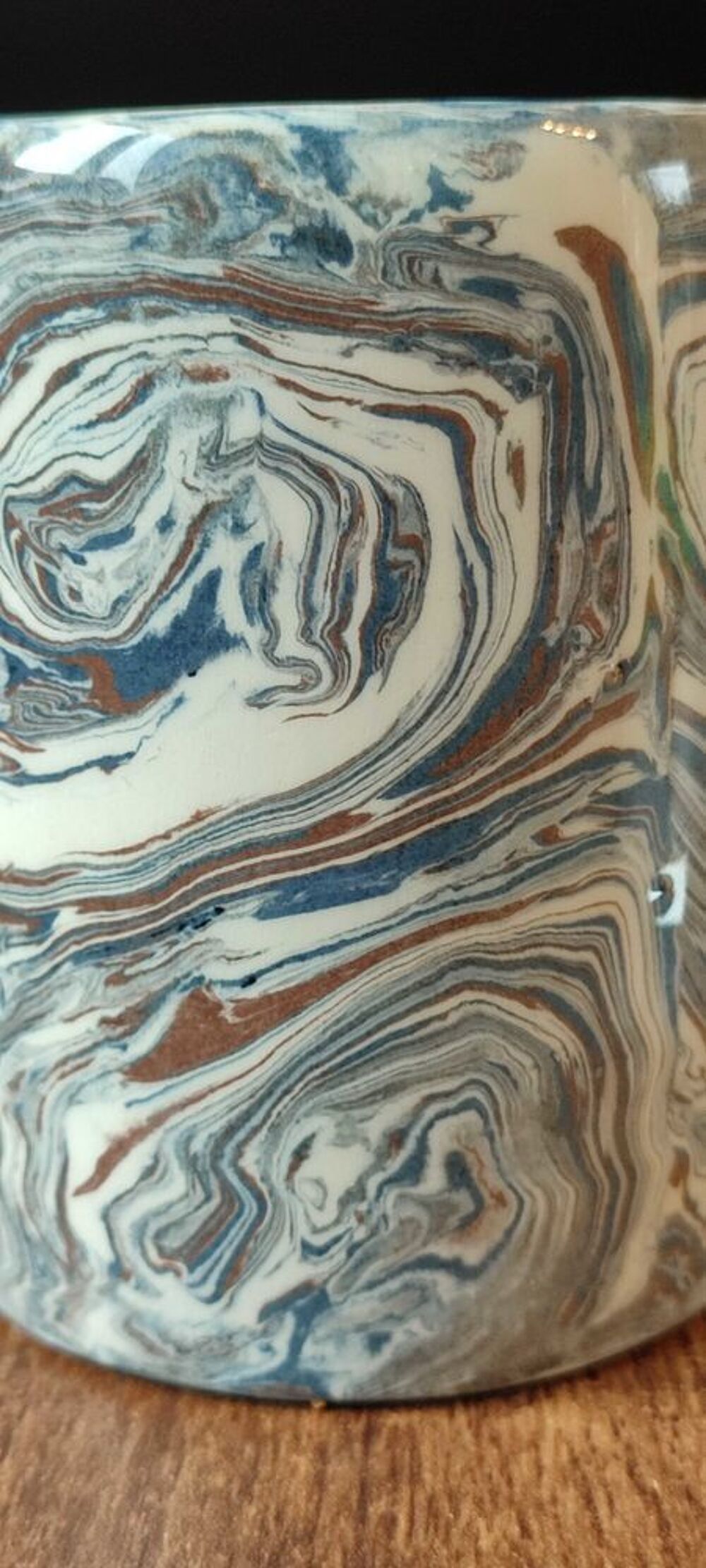 Mug en c&eacute;ramique artisanale sign&eacute; d&eacute;cor marbr&eacute;, pi&egrave;ce unique 