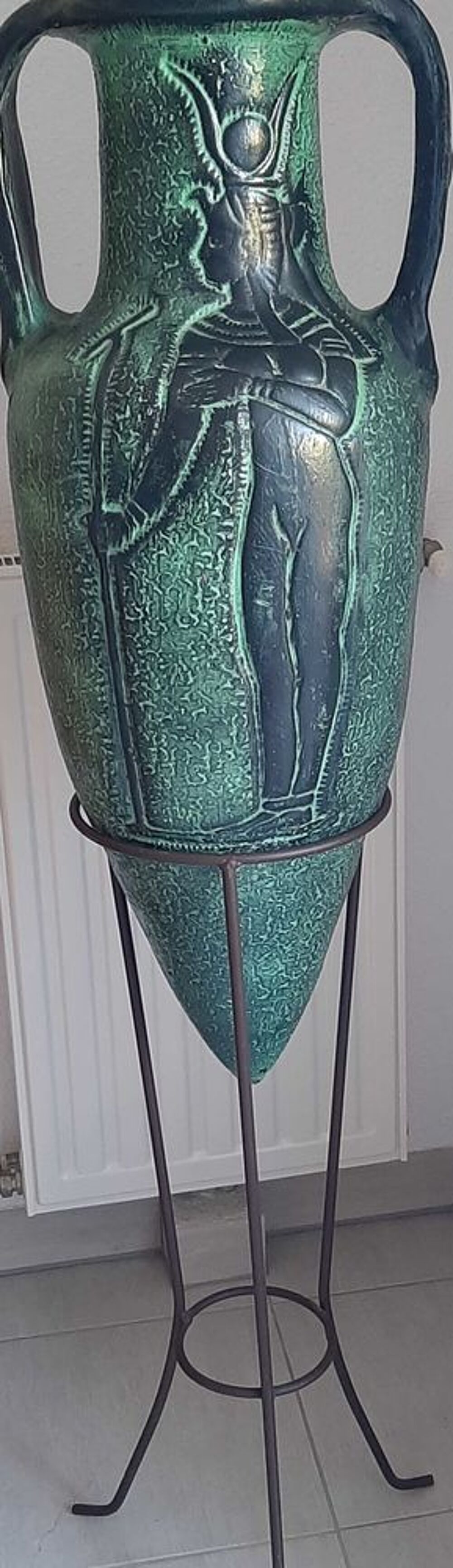 Magnifique amphore de style
&eacute;gyptien.
Tr&egrave;s bel objet de d&eacute;coration Décoration