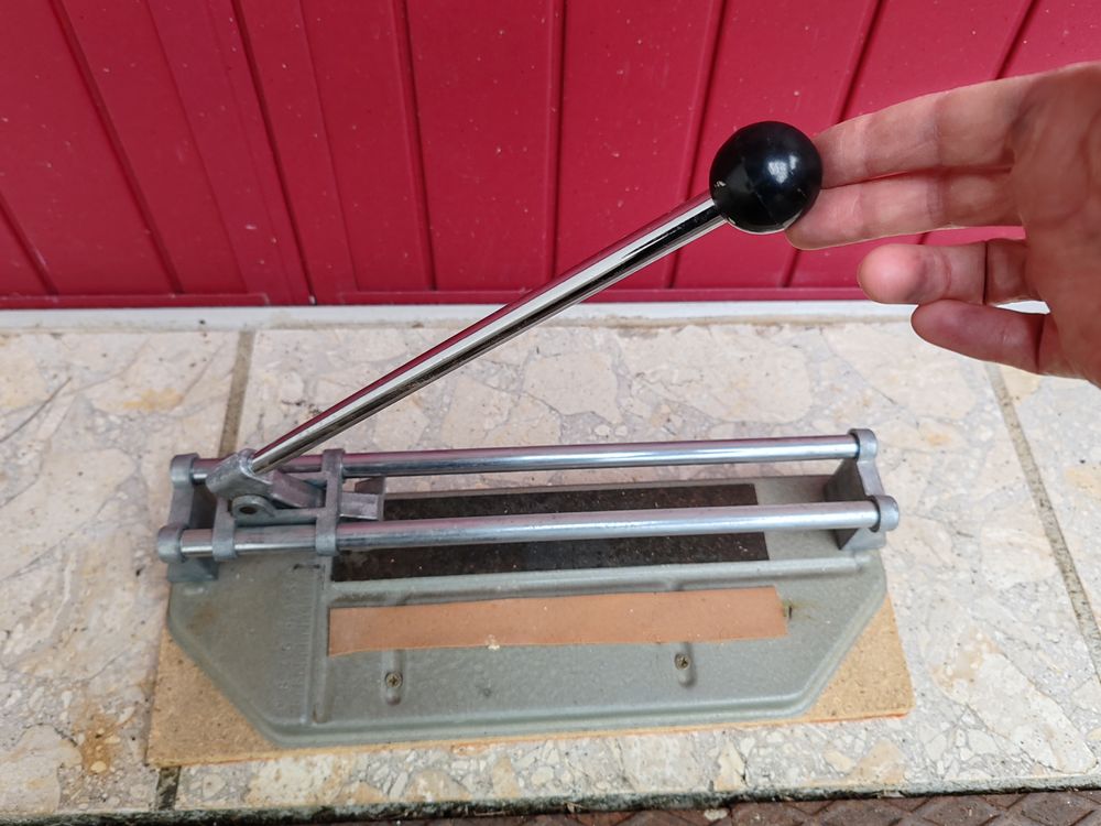 Machine de d&eacute;coupe manuelle de carrelage
Bricolage
