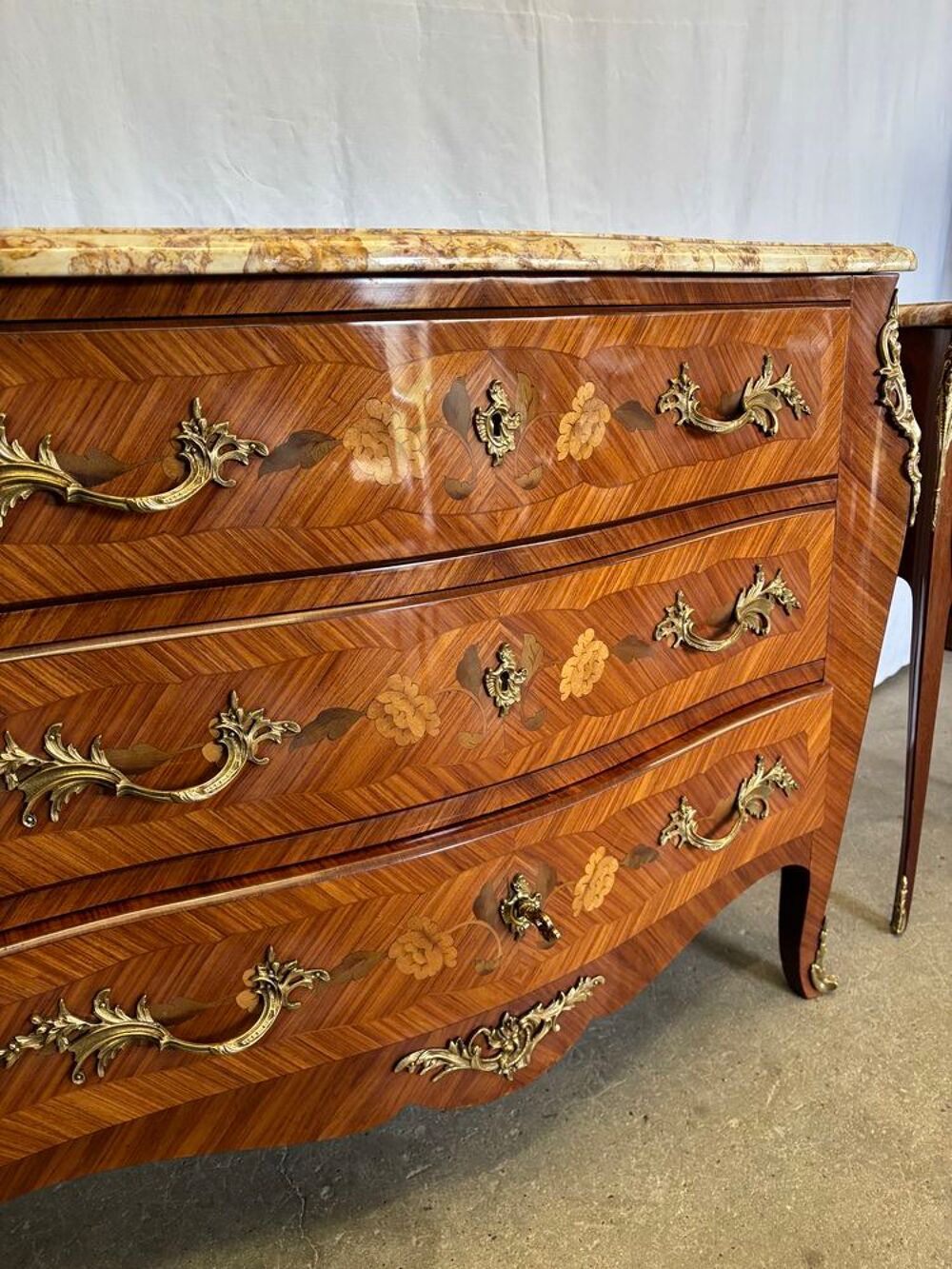 Ensemble Louis XV ? Commode galb&eacute;e &amp; paire de chevets Meubles
