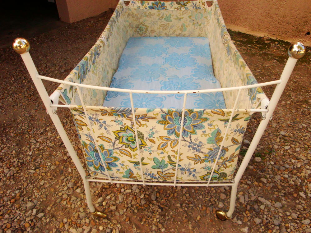 Lit pliable pour b&eacute;b&eacute; ann&eacute;e 1970 vintage Mobilier enfants