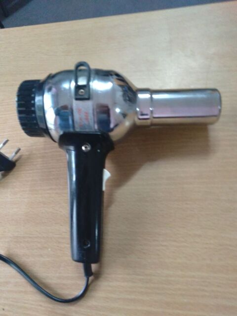 SECHE CHEUVEUX .. 9 Paris 20 (75)