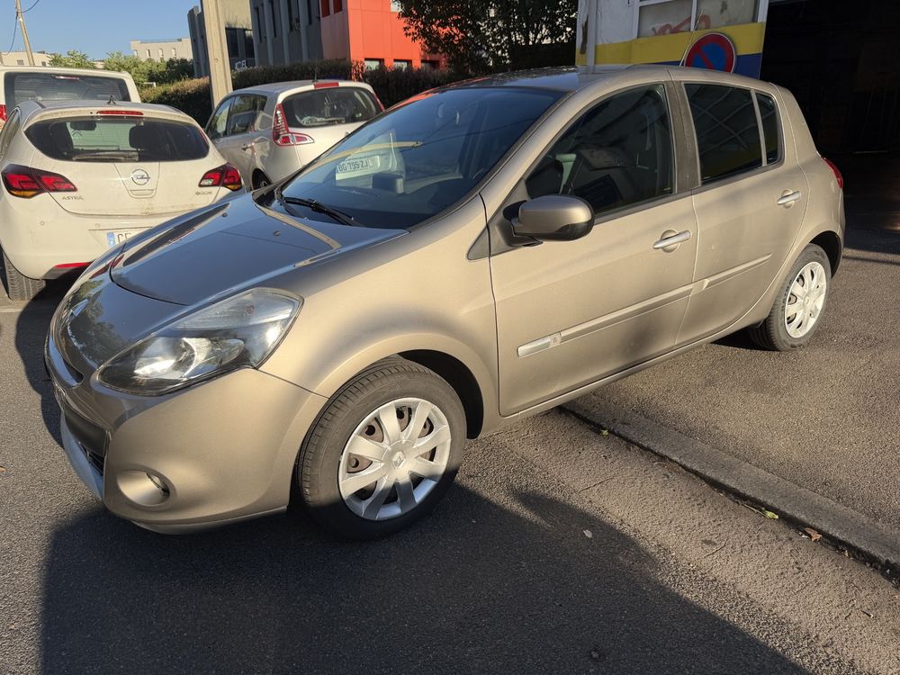 Clio III dCi 70 115g eco2 Dynamique TomTom 2010 occasion 69200 V&eacute;nissieux