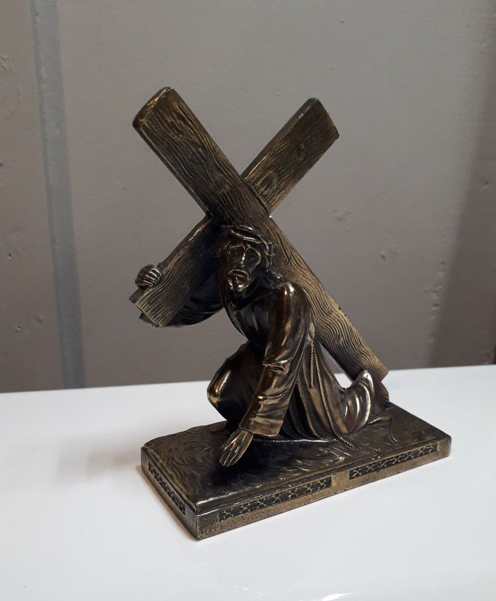 Statue de J&eacute;sus portant sa croix 