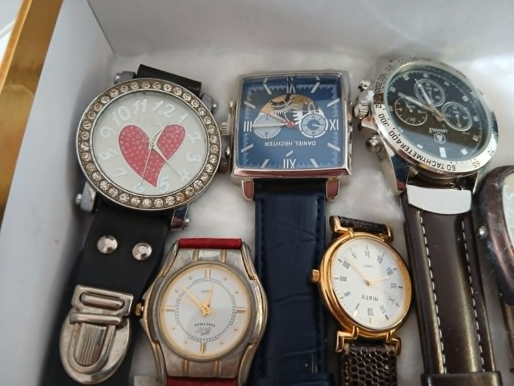  Lot de 20 montres styl&eacute;es diff&eacute;rentes, boite dor&eacute;e N&deg;1469 Bijoux et montres