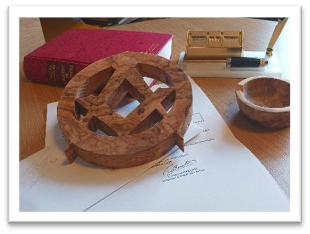 Presse papiers, bureau. Superbe, grande boussole F.M
