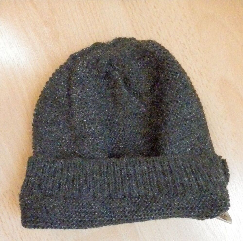 Bonnet gris MOA 
Tr&egrave;s bon &eacute;tat et propre Vêtements
