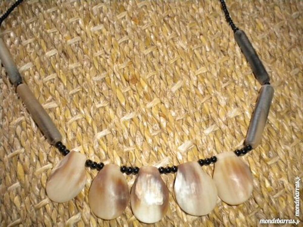 Collier tribu indienne mati&egrave;res naturelles Bijoux et montres