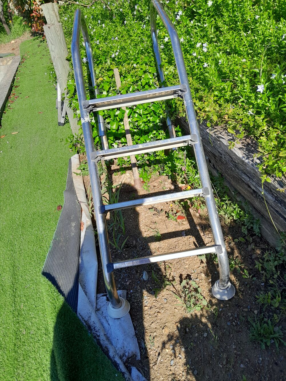 echelle piscine 4 marches avec ancrage articul&eacute; Bricolage