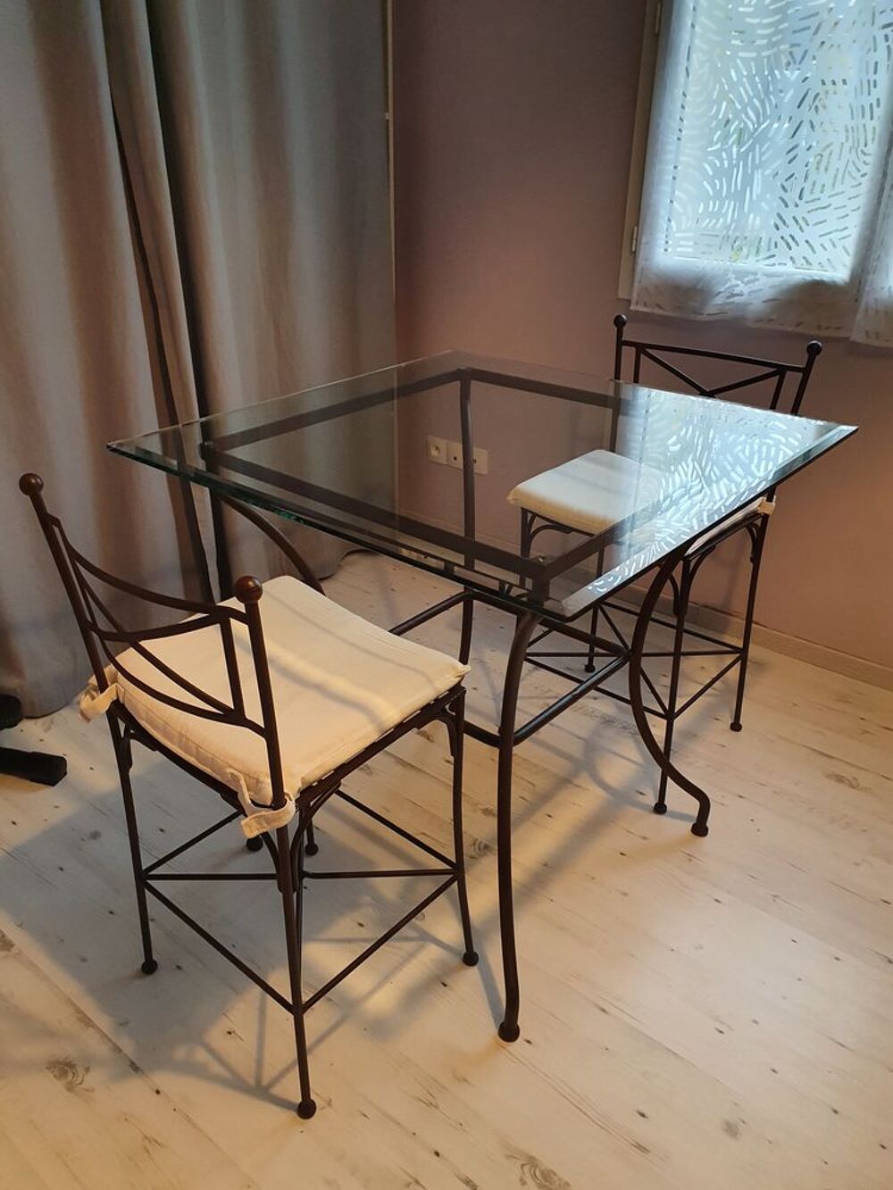 Ensemble table haute en verre et 4 chaises assorties Meubles