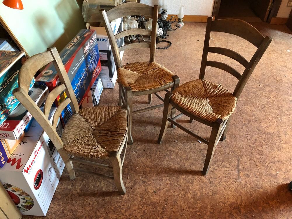 lot de chaises. Meubles