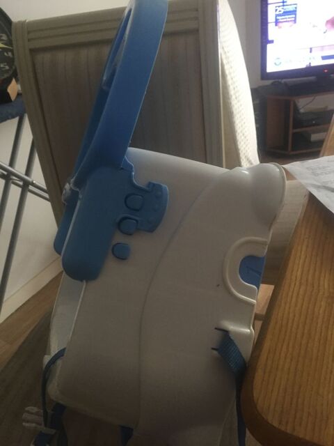 une petit chaise de beb tres bonne.... 15 Roissy-en-Brie (77)