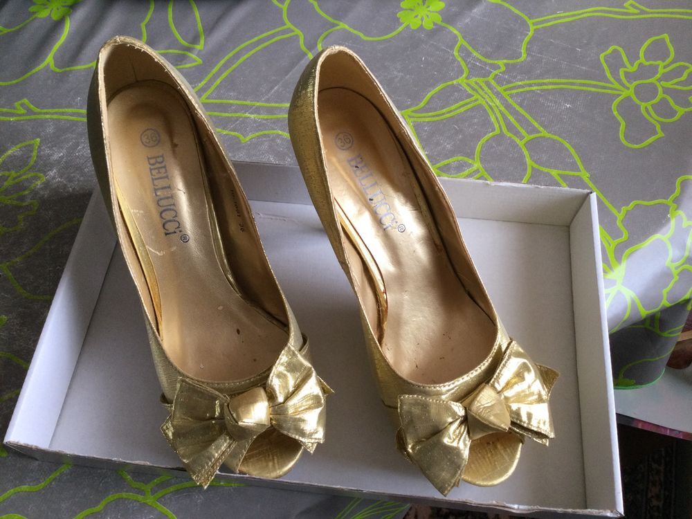 ESCARPIN Dor&eacute; Marque BELLUCCI Pointure 36 Chaussures