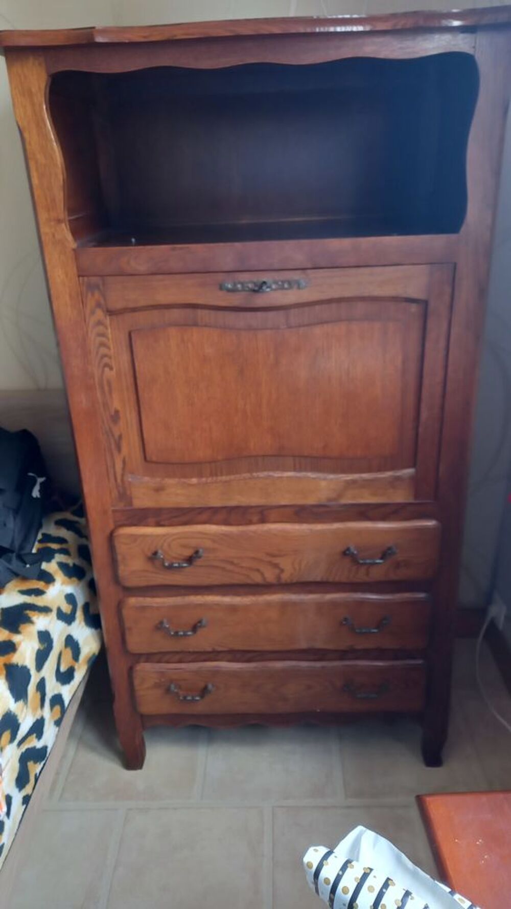 Bonjour, 
Je une secr&eacute;taire ancienne en ch&ecirc;ne neuf Meubles