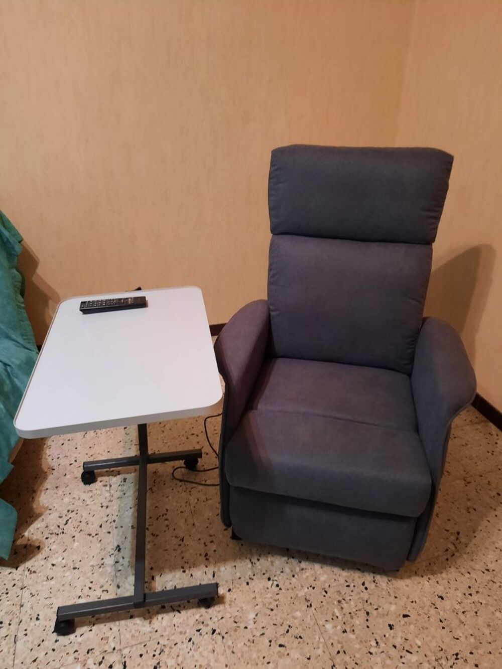 Fauteuil releveur et table de lit Meubles