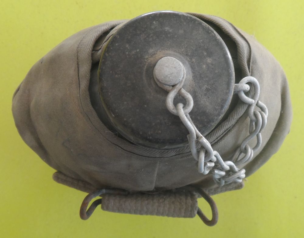 Gourde militaire des ann&eacute;es 60, en aluminium, arm&eacute;e Fran&ccedil;ais 
