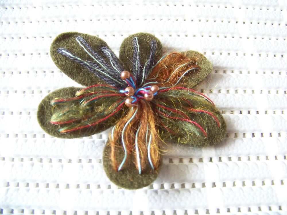 Broche feutrine	 Bijoux et montres